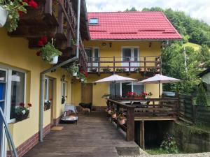 balkon domu ze stołem i parasolami w obiekcie American Dream w mieście Şimon