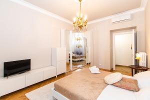 sala de estar blanca con TV de pantalla plana en Chic & Style Crocetta Flat en Turín