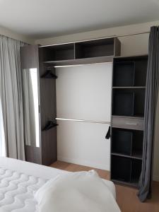 1 dormitorio con 1 cama y armario grande en Koksijde Zeedijk La Digue 101 appartement - frontaal zeezicht - adult only, en Koksijde