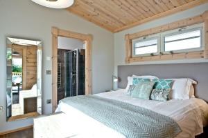 Un dormitorio con una cama grande y una ventana en Cutterbrough, Great Field Lodges, en Braunton