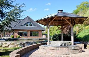 gazebo di fronte a casa di Ferienwohnung mit Terrasse am Hafen in Seedorf 08 a Seedorf