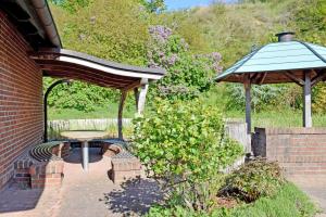 giardino con tavolo e gazebo di Ferienwohnung mit Terrasse am Hafen in Seedorf 08 a Seedorf