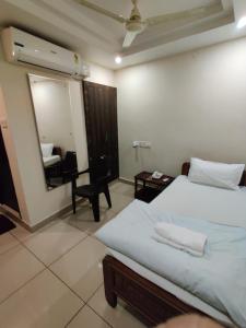 Cama o camas de una habitación en Venkateshwara Mitra Residency