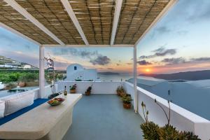 einen Blick vom Balkon eines Hauses mit Sonnenuntergang in der Unterkunft The Nook by Caldera Houses in Imerovigli