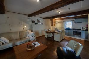 ein Wohnzimmer mit einem Sofa und einem Tisch in der Unterkunft Meschermolen 1, klein 4-persoons appartement in Eijsden