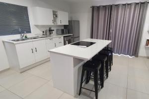 Kuchyň nebo kuchyňský kout v ubytování Wilgespruit Manor Flat