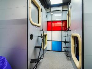 ein Zugzimmer mit farbenfrohen Wänden und einer Tür in der Unterkunft AV-1 Capsule Hotel in Kiew