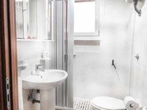 ポルト・チェザーレオにあるVilla Ducaleの白いバスルーム(洗面台、トイレ付)