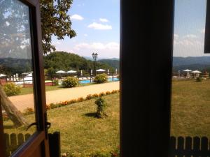 Blick aus einem Fenster eines Parks in der Unterkunft Panorama Family Hotel in Slatograd