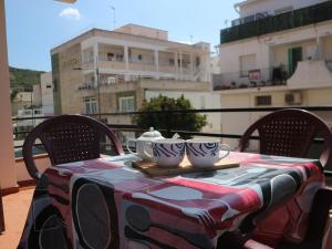 een tafel met 2 theesets bovenop een balkon bij Acogedor apartamento en l'Estartit in L'Estartit