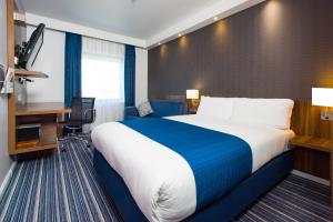 A bed or beds in a room at Holiday Inn Express London-Wimbledon-South, an IHG Hotel 