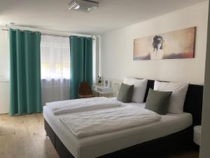 Postel nebo postele na pokoji v ubytování Hotel am Hafen