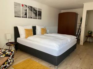 Postel nebo postele na pokoji v ubytování Hotel am Hafen