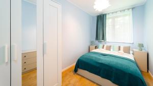 sypialnia z łóżkiem i oknem w obiekcie Apartamenty Sun & Snow Leśny Dom w mieście Karpacz