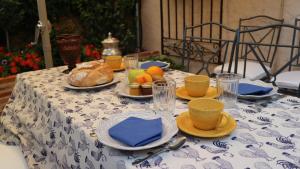 una mesa con un mantel azul y blanco con comida. en Vivienda uso Turístico Buscando Lino Sotosalbos, en Sotosalbos