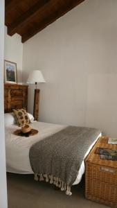 1 dormitorio con 1 cama con sombrero en Vivienda uso Turístico Buscando Lino Sotosalbos, en Sotosalbos