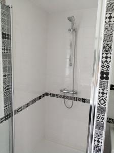 um chuveiro com uma porta de vidro na casa de banho em Chambre Le Notre Le Domaine Des Jardins De Bracquetuit em Bracquetuit