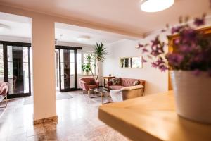 una sala de estar con una mesa y sillas en Hotel Chata Za Wsią, en Mysłakowice