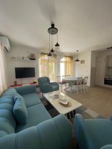 sala de estar con sofá azul y mesa en Luna Apartments, en Budva