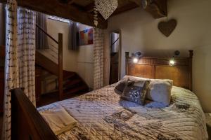 Schlafzimmer mit einem großen Bett mit einem Kopfteil aus Holz in der Unterkunft Meschermolen 1, klein 4-persoons appartement in Eijsden