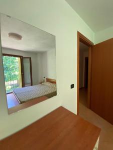 een slaapkamer met een spiegel en een bed erin bij Villa Natale in Sestola
