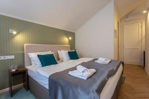 Postel nebo postele na pokoji v ubytování Heritage Hotel Petrakija