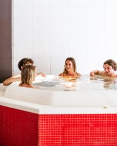 un grupo de personas en una bañera en Hotel Chata Za Wsią, en Mysłakowice 76 fotos más