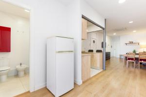 Kuchyňa alebo kuchynka v ubytovaní Stay U-nique Apartments Urgell