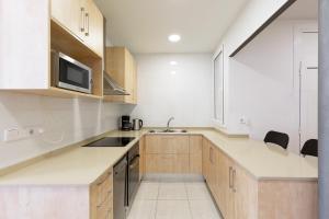 Kuchyňa alebo kuchynka v ubytovaní Stay U-nique Apartments Urgell
