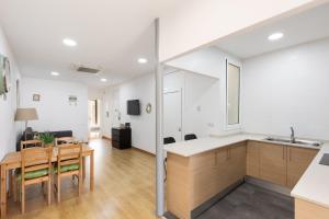 Televízia a/alebo spoločenská miestnosť v ubytovaní Stay U-nique Apartments Urgell
