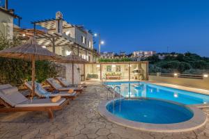 Bazén v ubytování Dafni Villa, a Blissful Retreat with 40m2 Pool, By ThinkVilla nebo v jeho okolí
