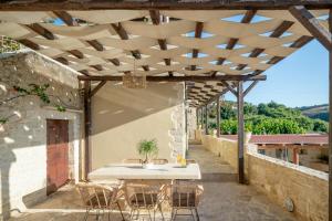 Balkón nebo terasa v ubytování Dafni Villa, a Blissful Retreat with 40m2 Pool, By ThinkVilla