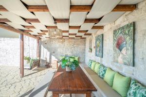 Posezení v ubytování Dafni Villa, a Blissful Retreat with 40m2 Pool, By ThinkVilla