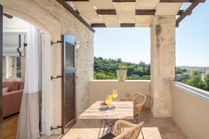 Balkón nebo terasa v ubytování Dafni Villa, a Blissful Retreat with 40m2 Pool, By ThinkVilla