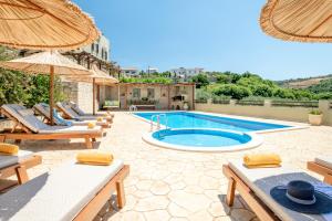 Bazén v ubytování Dafni Villa, a Blissful Retreat with 40m2 Pool, By ThinkVilla nebo v jeho okolí