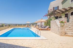 Bazén v ubytování Dafni Villa, a Blissful Retreat with 40m2 Pool, By ThinkVilla nebo v jeho okolí