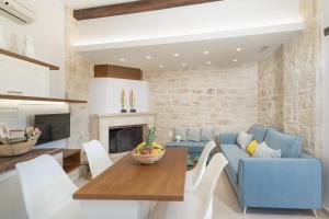 Posezení v ubytování Dafni Villa, a Blissful Retreat with 40m2 Pool, By ThinkVilla