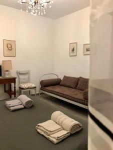ein Wohnzimmer mit einem Sofa und 2 Kissen in der Unterkunft A casa Gasperini - Appartamento in centro a Casalecchio di Reno in Casalecchio di Reno