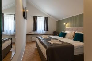 Postel nebo postele na pokoji v ubytování Heritage Hotel Petrakija
