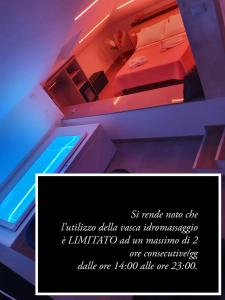 een poster voor een kamer met een bed en verlichting bij Asterias Residence in Pizzo