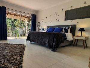 Postel nebo postele na pokoji v ubytování Wilgespruit Manor Flat