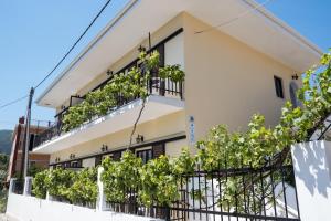 een gebouw met planten op de balkons bij Soula Apartments in Ýpsos