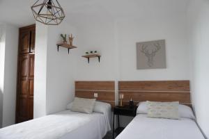 Łóżko lub łóżka w pokoju w obiekcie Hostal La Biela 43