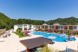 Nespecifikovaný výhled na hory nebo výhled na hory při pohledu z rezortu