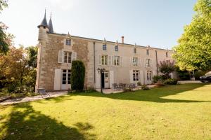 una casa grande con un patio de hierba delante de ella en Mazette! Le Château en Niort