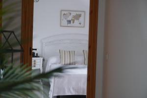 Łóżko lub łóżka w pokoju w obiekcie Hostal La Biela 43