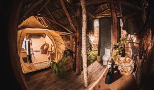 Uman Glamping & Cenote Tulum في تولوم: اطلالة داخلية على غرفة مع خيمة