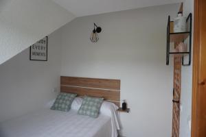 Łóżko lub łóżka w pokoju w obiekcie Hostal La Biela 43