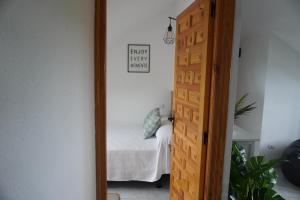 Łóżko lub łóżka w pokoju w obiekcie Hostal La Biela 43