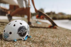 ein Fußballball auf dem Rasen neben einem Skateboard in der Unterkunft Plea Beach House in Loredo